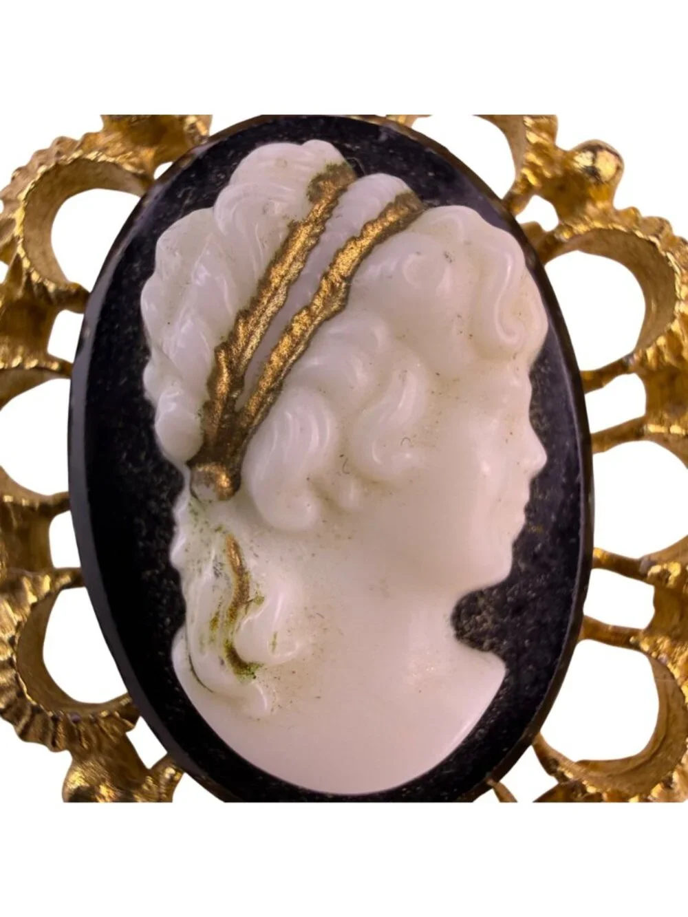 Vintage Gold Tone Womens Cameo Brooch Black/White Oval Metal Filigree Frame